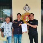 Jumrin kuasa hukum dari mempelai pengantin pria saat melayangkan laporan atas dugaan tindak pidana penipuan ke Polres Konawe. Jum'at (14/11/2025)