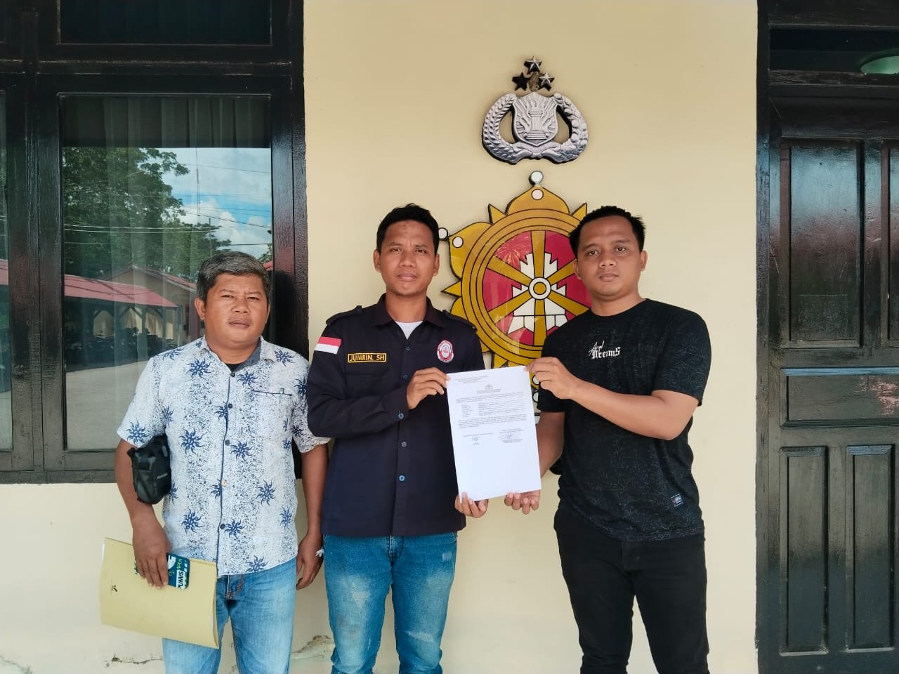 Jumrin kuasa hukum dari mempelai pengantin pria saat melayangkan laporan atas dugaan tindak pidana penipuan ke Polres Konawe. Jum'at (14/11/2025)