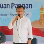 Wabup Konawe Syamsul Ibrahim Serahkan Bantuan Beras dan Minyak di Inalahi. Pastikan Penerima Tepat Sasaran