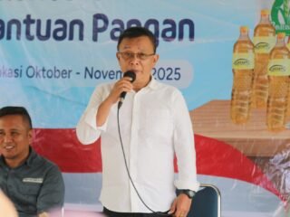 Wabup Konawe Syamsul Ibrahim Serahkan Bantuan Beras dan Minyak di Inalahi. Pastikan Penerima Tepat Sasaran