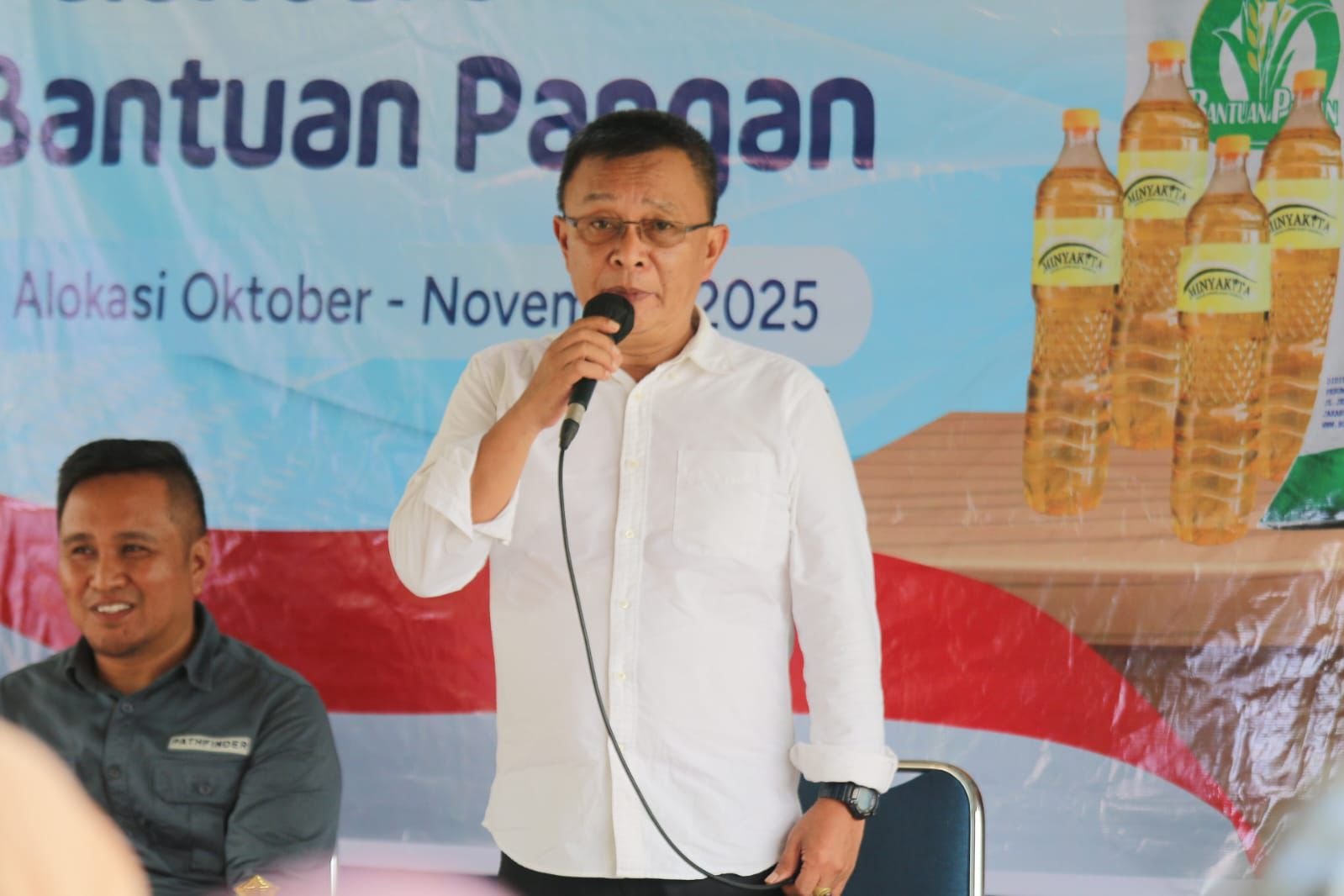 Wakil Bupati Konawe Syamsul Ibrahim saat memberikan sambutan di acara penyerahan bantuan pangan di Kelurahan Inalahi Kecamatan Wawotobi. Jum'at (28/11/2025)