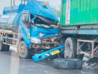Diduga Sopir Mengantuk, Truk Tangki BBM Tabrak Truk Hino Yang Parkir Di Jalan Trans Sulawesi Konawe Utara