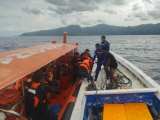 Kapal Dihantam Ombak Saat Memancing, 13 Nelayan Terdampar Di Pulau Lambasina Besar Kolaka. Berhasil Di Evakuasi