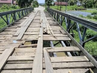 Jualan Bertaruh Nyawa, Pedagang Keluhkan Jembatan Rusak Di Bombana Sulawesi Tenggara