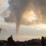 Warga Saksikan Fenomena Angin Puting Beliung Di Pesisir Soropia Kabupaten Konawe