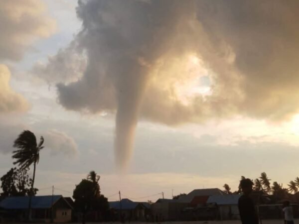 Warga Saksikan Fenomena Angin Puting Beliung Di Pesisir Soropia Kabupaten Konawe