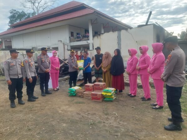 Polres Konawe Bersama Bhayangkari Salurkan Bantuan Beras, Minyak Dan telur Kepada Korban Kebakaran Di Arombu
