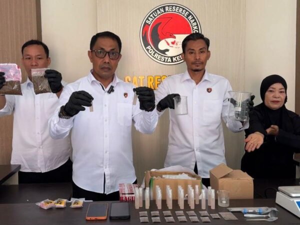 Produksi dan Jual Sinte Rp500 Ribu Per Botol. Dua Pelaku Diamankan Satresnarkoba Polresta Kendari Sultra