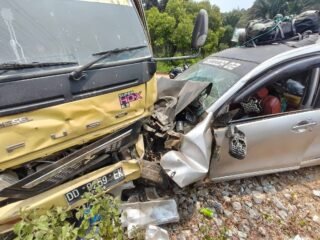 Tiga Orang Luka Hingga Patah Tangan Dan Kaki Usai Tabrakan Truk vs Mobil Di Konsel