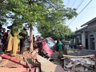 Laka Tunggal Di Konawe, Mobil Tabrak Motor Parkir Alami Ringsek Parah. Tak Ada Korban Jiwa